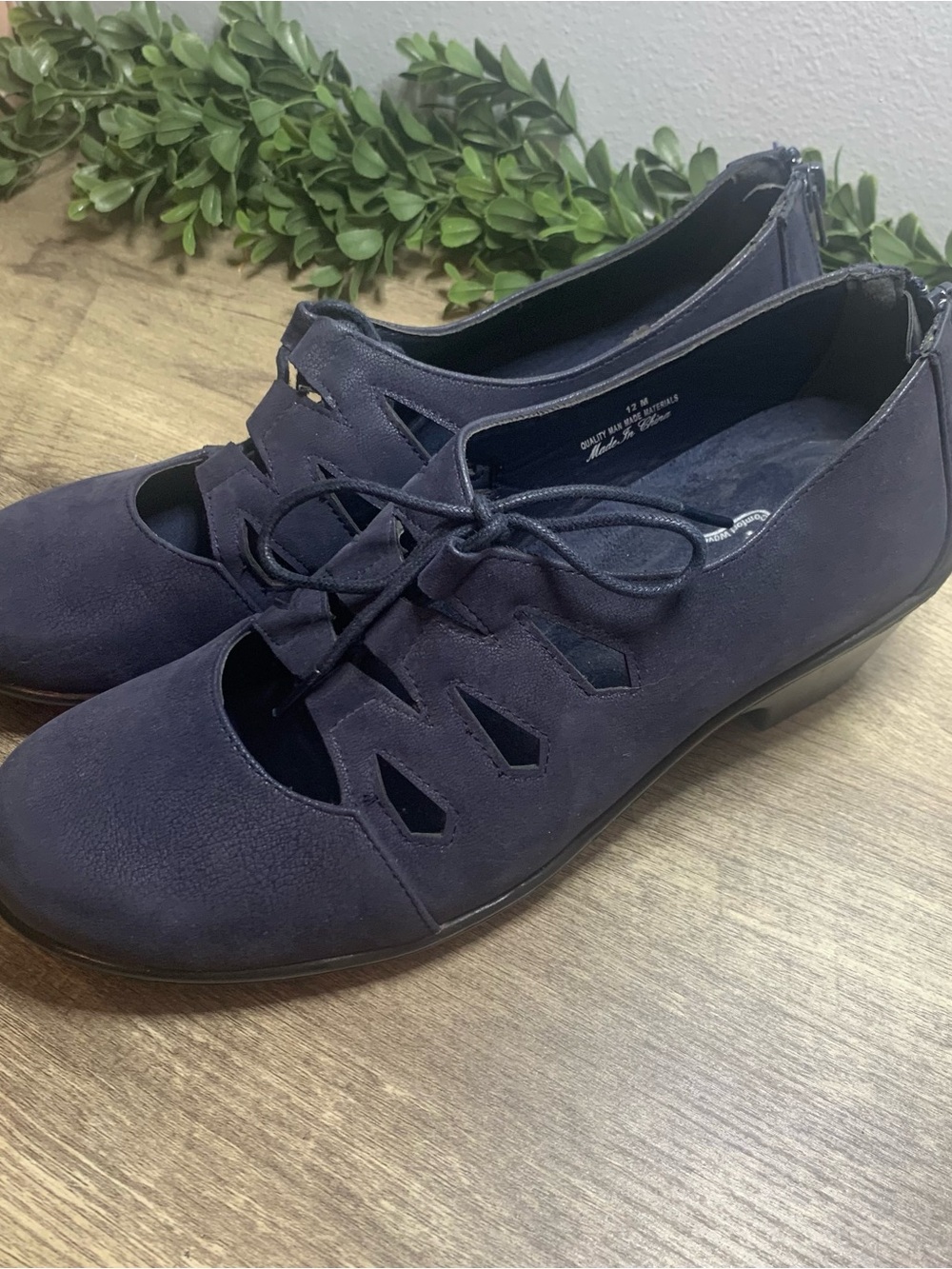 Easy Street Jennifer Oxford Pumps Ladies Size 12 Navy Suede Cut Out